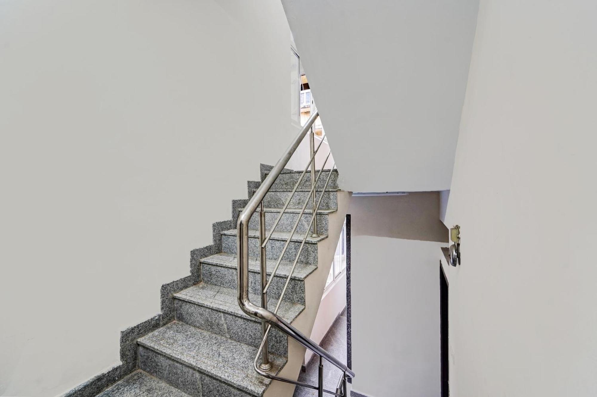 Super Townhouse 1096 Hotel Redfox Nungambakkam Near Apollo & Shankar Nethralaya Hospital Chennai Dış mekan fotoğraf